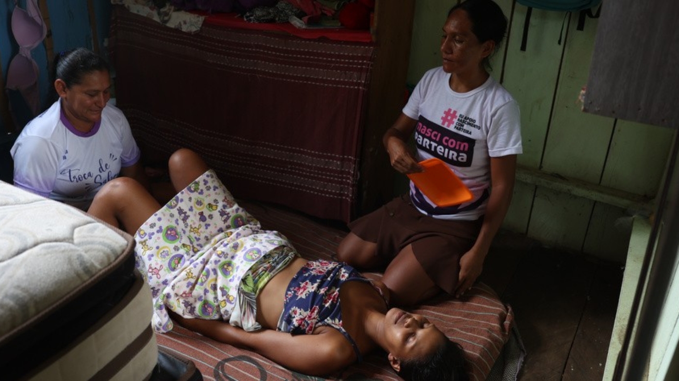 Parto realizado no interior do Amazonas e assistido por parteiras do Instituto Mamirauá  Foto: Pilar Olivares/Instituto Mamirauá