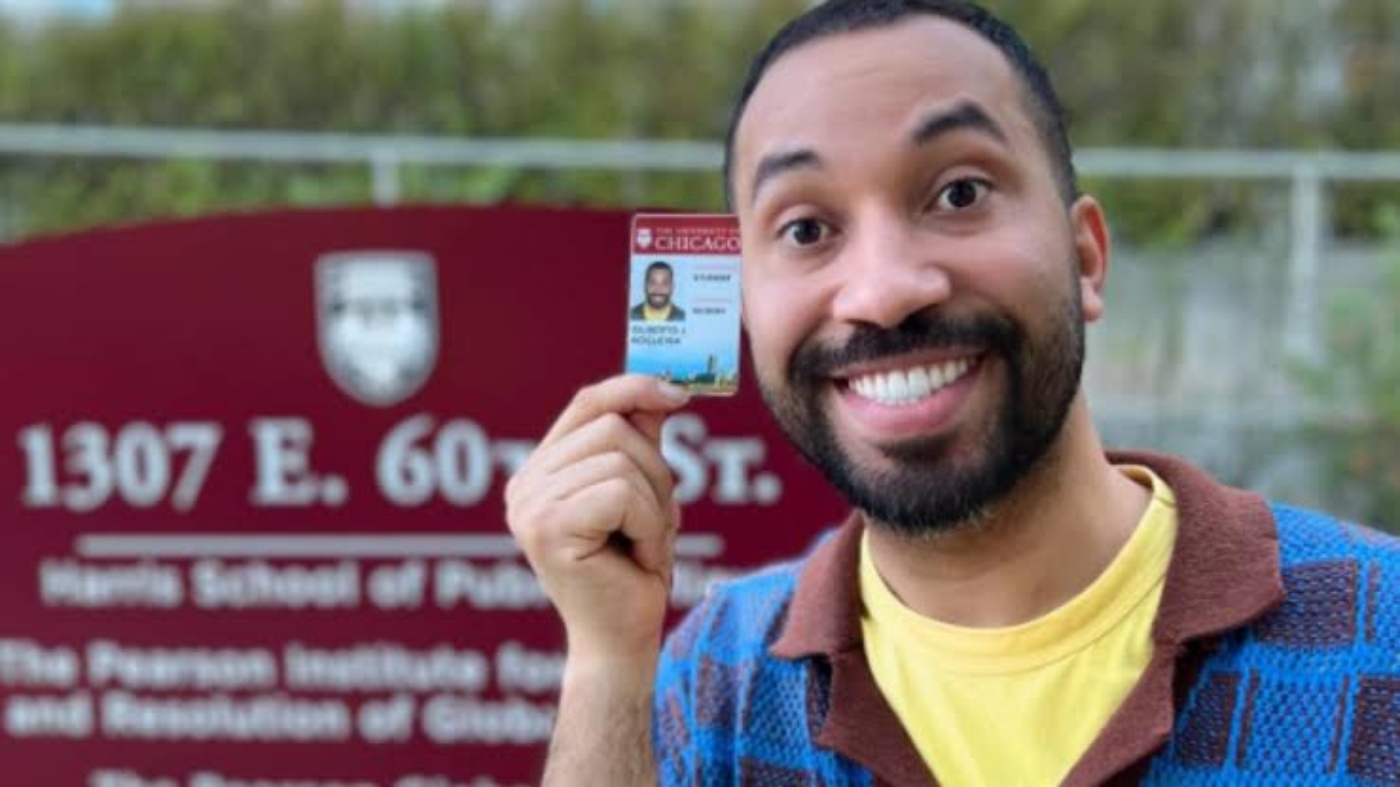 Gil do Vigor e seu crachá da Universidade de Chicago, onde concluiu seu PhD  Foto: Arquivo Pessoal/Gil do Vigor