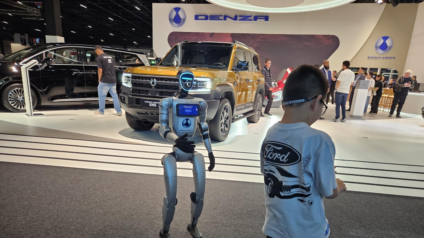 Salão 2025: o fã da Ford (sem estande para ver), o robozinho chinês e mais uma marca chinesa, a Denza, da BYD  Foto: Sergio Quintanilha / Guia do Carro