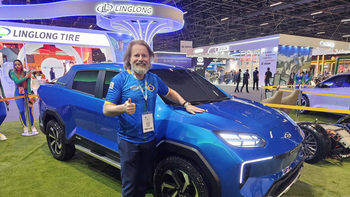 Flavio Figueiredo Assis e o protótipo não funcional da picape Lecar Campo  Foto: Sergio Quintanilha / Guia do Carro