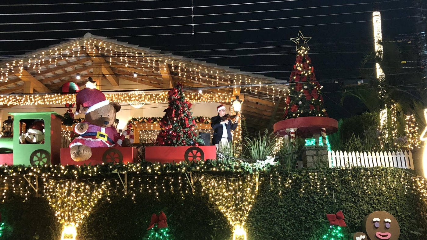 O violinista Paulo Arthur Rodrigues da Cunha, 47 anos, também se apresentou em frente à casa do Papai Noel  Foto: Marcela Coelho/Redação Terra