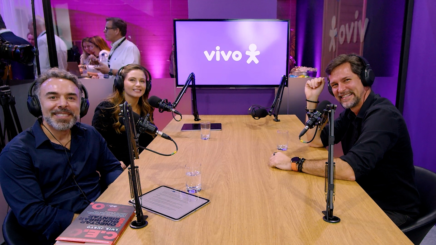 Marcelo Tanner e Karina Baccaro (Vivo) recebem Luis Justo (CEO do Rock in Rio) em episódio do videocast Líder com Líder  Foto: Divulgação/Vivo