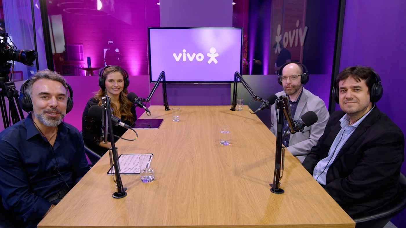 Marcelo Tanner e Karina Baccaro, da Vivo, recebem Andre Rocha (CISO da Braskem) e Cleber Ferreira (CISO da Klabin) em episódio do Líder com Líder  Foto: Divulgação/Vivo