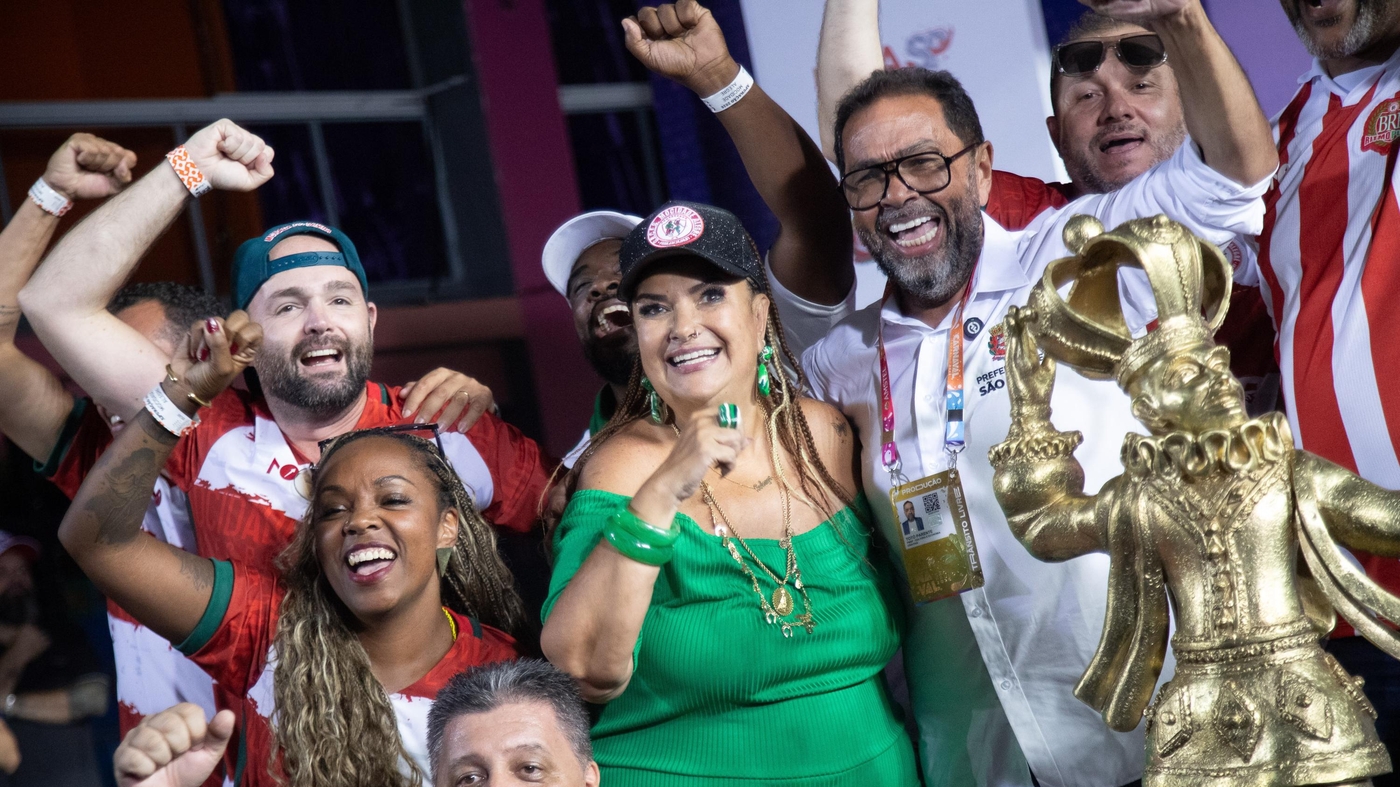 Solange Cruz e integrantes da Mocidade posam com o troféu  Foto:  RODILEI MORAIS/FOTOARENA / Estadão