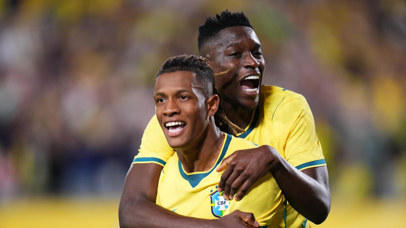 Danilo e Luiz Henrique comemoram gol do Brasil  Foto:  Rich Storry / Getty Images