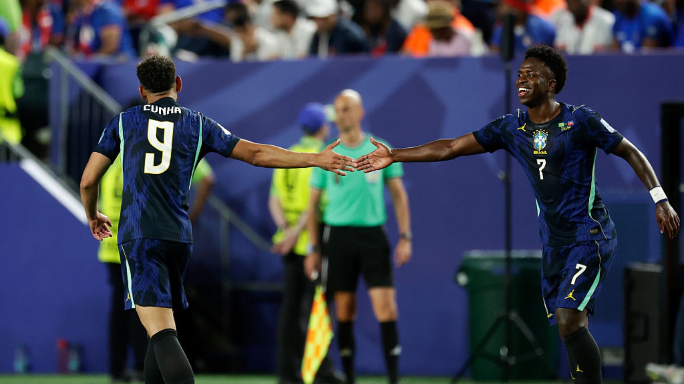 Matheus Cunha e Vini comemoram gol contra o Haiti  Foto: Marcel Bonte/Soccrates/Getty Images