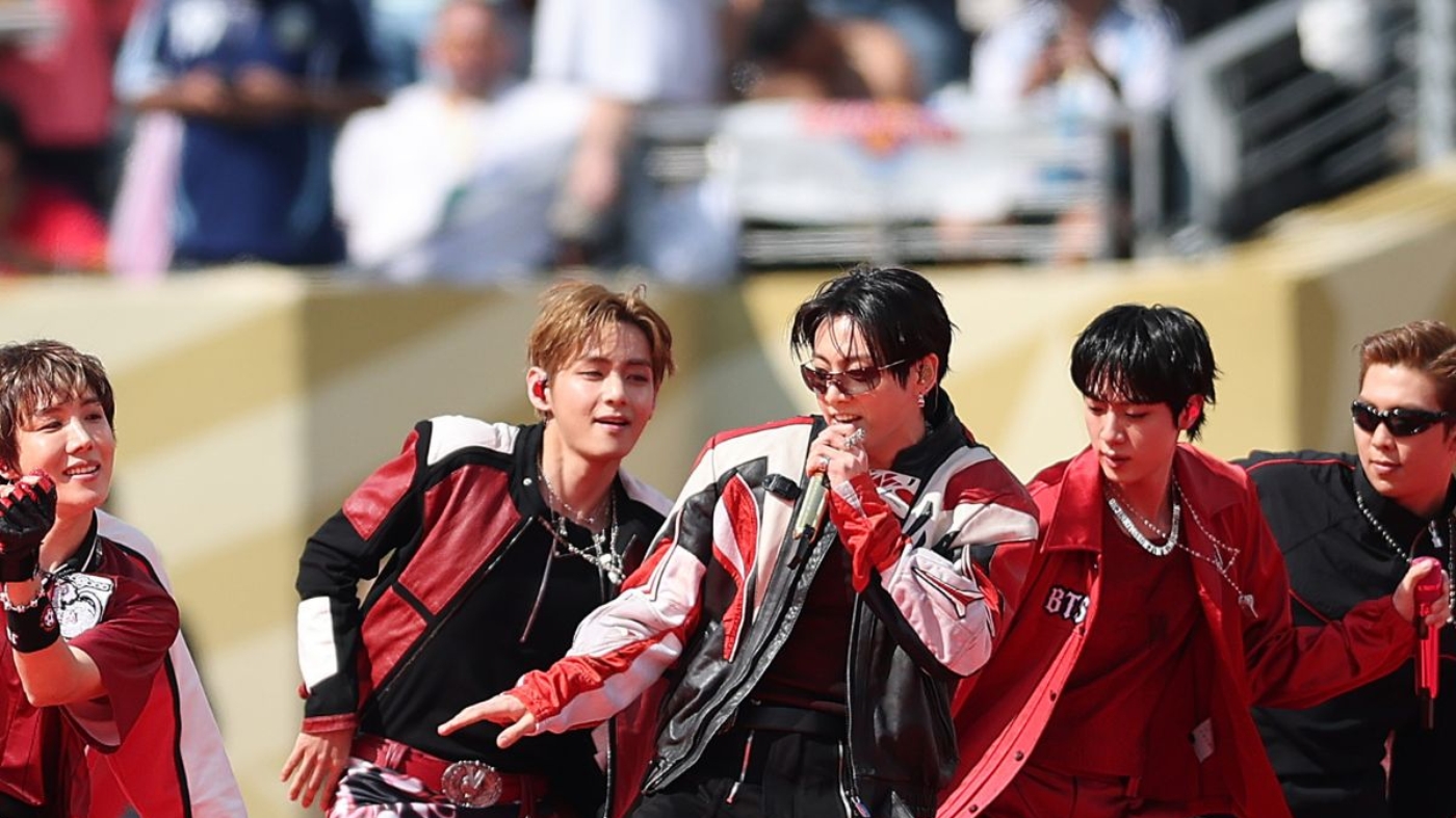 Os integrantes RM, Jin, Suga, j-hope, Jimin, V e Jungkook se apresentam durante o show do intervalo da final da Copa do Mundo da FIFA 2026,   Foto: Foto de Howard Smith / ISI Photos / ISI Photos via Getty Images