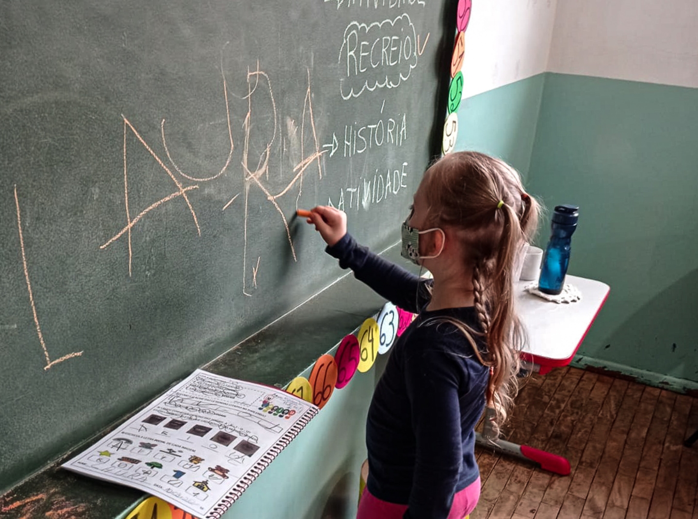 Agora Laura está alfabetizada, tem amigos na escola e xxxxxx  Foto: Arquivo Pessoal/Liege Margo Schmitt