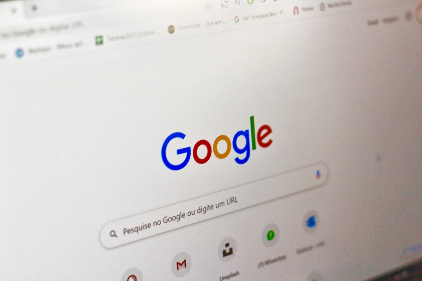 Sites de prefeituras e órgãos estaduais aparecem relacionados a termos explícitos e linkados a sites de apostas no Google  Foto: Nathana Reboucas/Unsplash