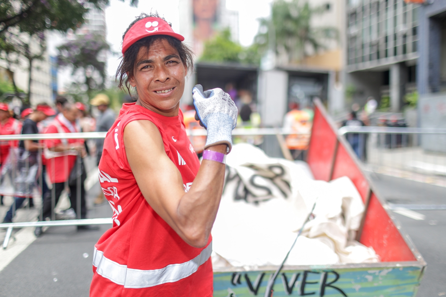 Elismaura perdeu a noção de quantos quilos carrega durante um bloco de carnaval  Foto: Ricardo Matsukawa/Especial para o Terra