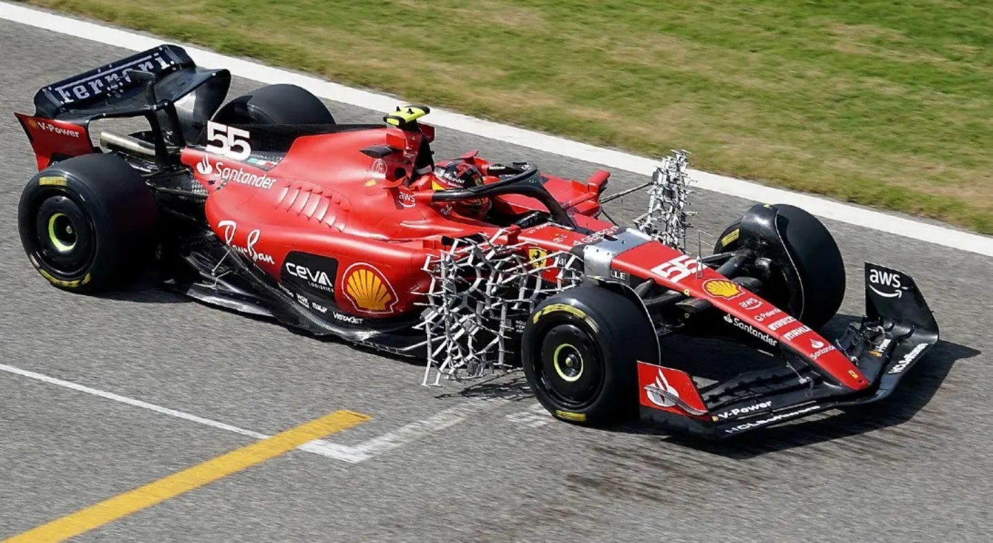 Carlos Sainz durante a pré-temporada no Bahrein em 2023. Os aerorakes serão figurinhas fáceis mais uma vez...  Foto: Scuderia Ferrari