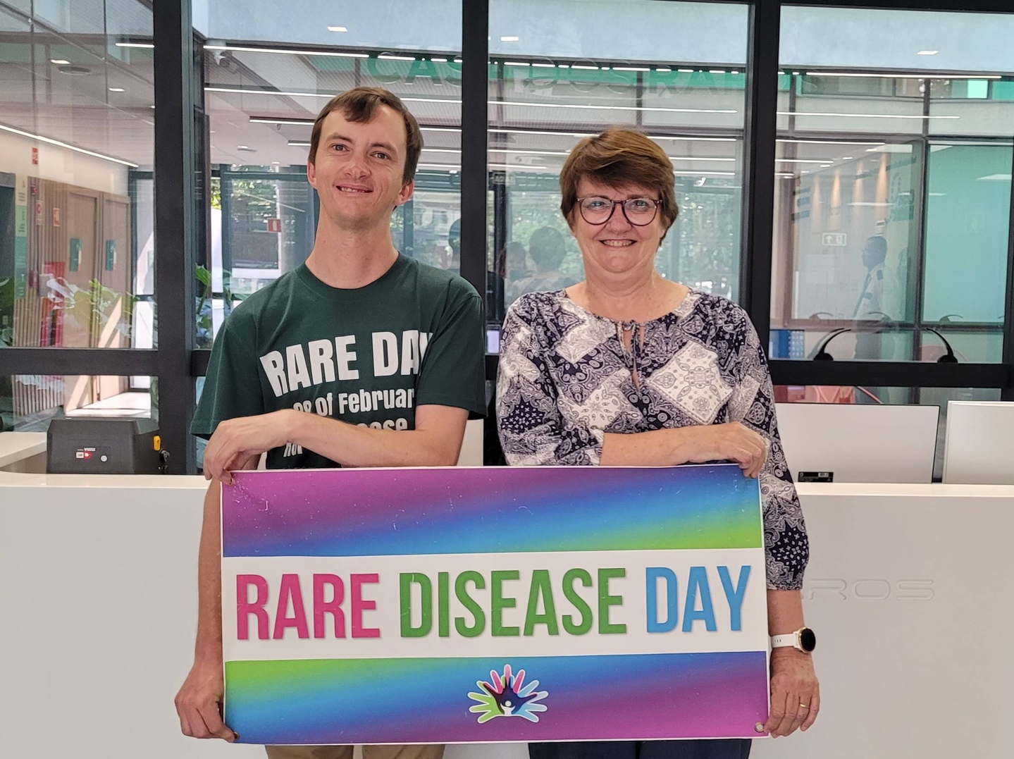 Ao lado da mãe, Anne, o australiano Andrew Bannister, diagnosticado com três doenças raras, viajou pela América Latina para chamar a atenção para a causa  Foto: Camila Saccomori