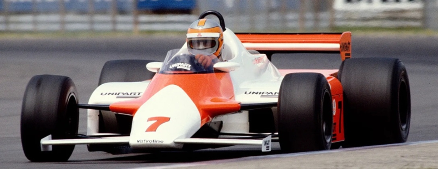 John Watson a caminho da primeira vitória do MP 4/1 em Silverstone, em 1981  Foto: McLaren