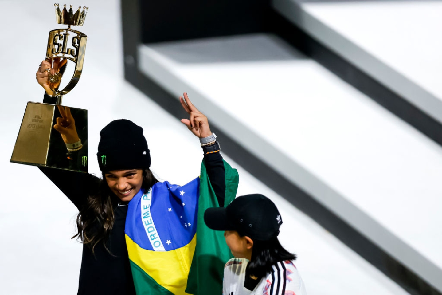 Rayssa Leal comemora troféu Super Crown do SLS, em novembro de 2022  Foto: GettyImages/Buda Mendes