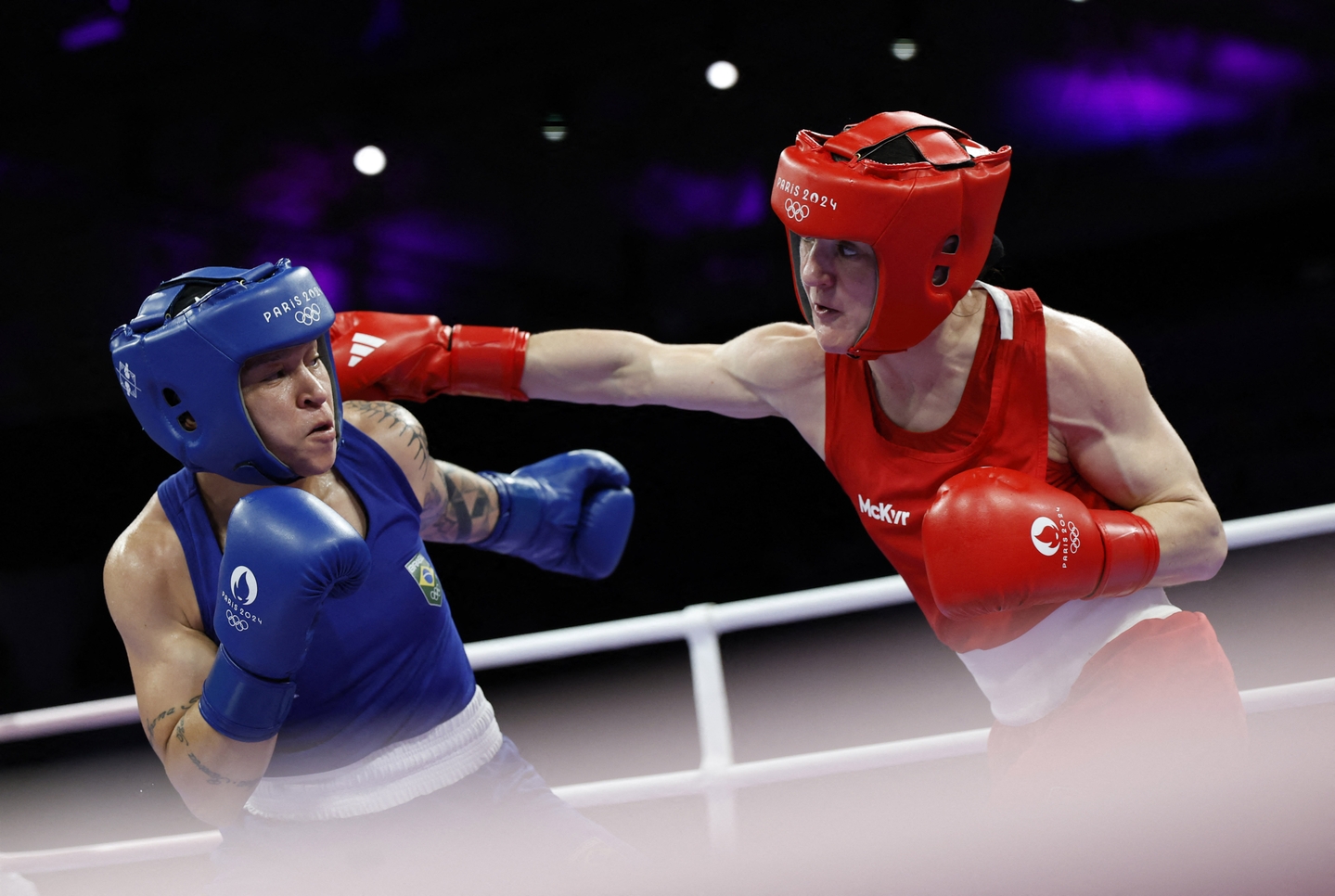 Beatriz Ferreira em ação contra a irlandesa Kellie Harrington  Foto: REUTERS/Peter Cziborra