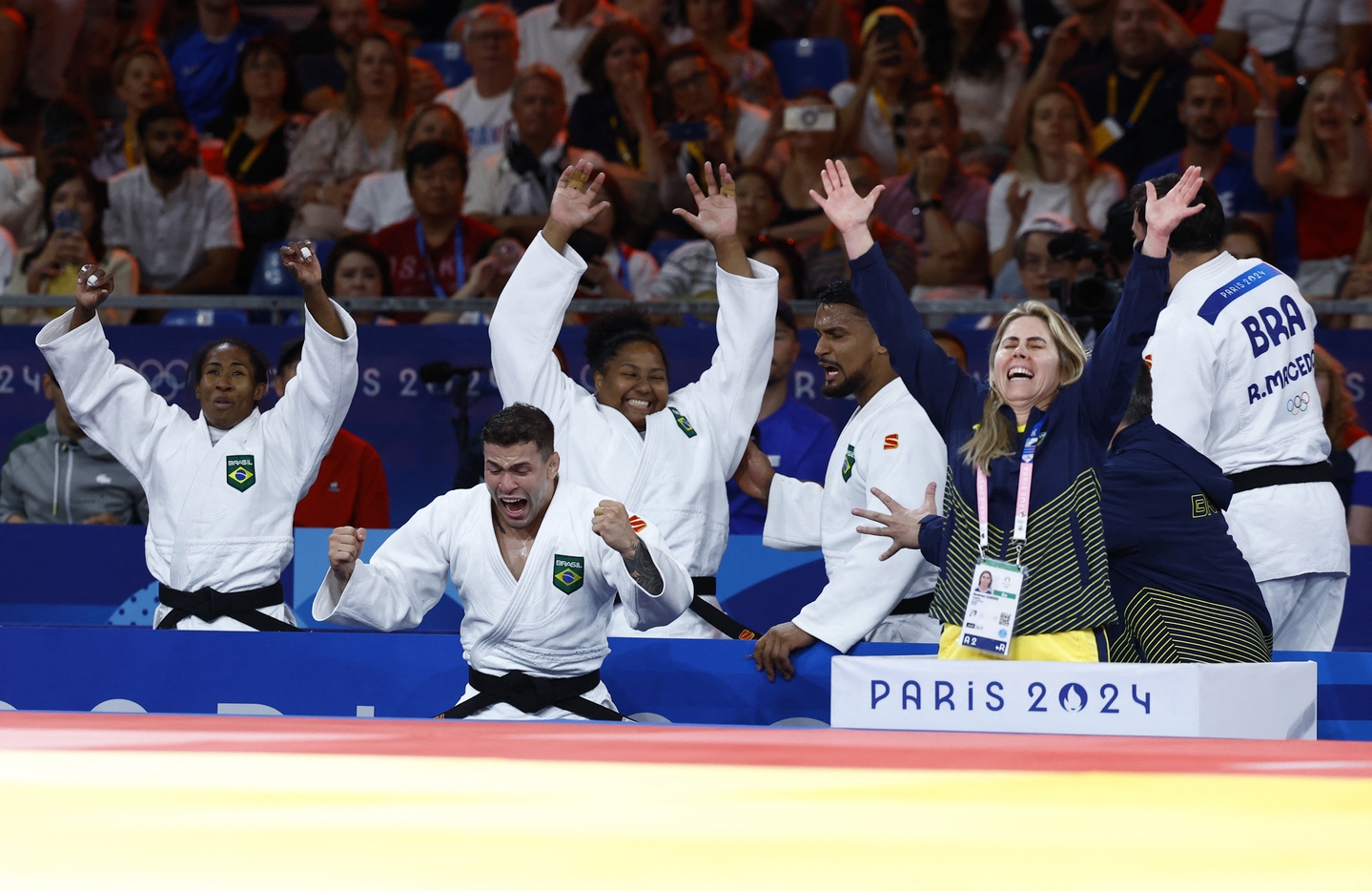 Equipe mista de judô do Brasil comemora medalha de bronze na Olimpíada de Paris  Foto: REUTERS/Kim Kyung-Hoon