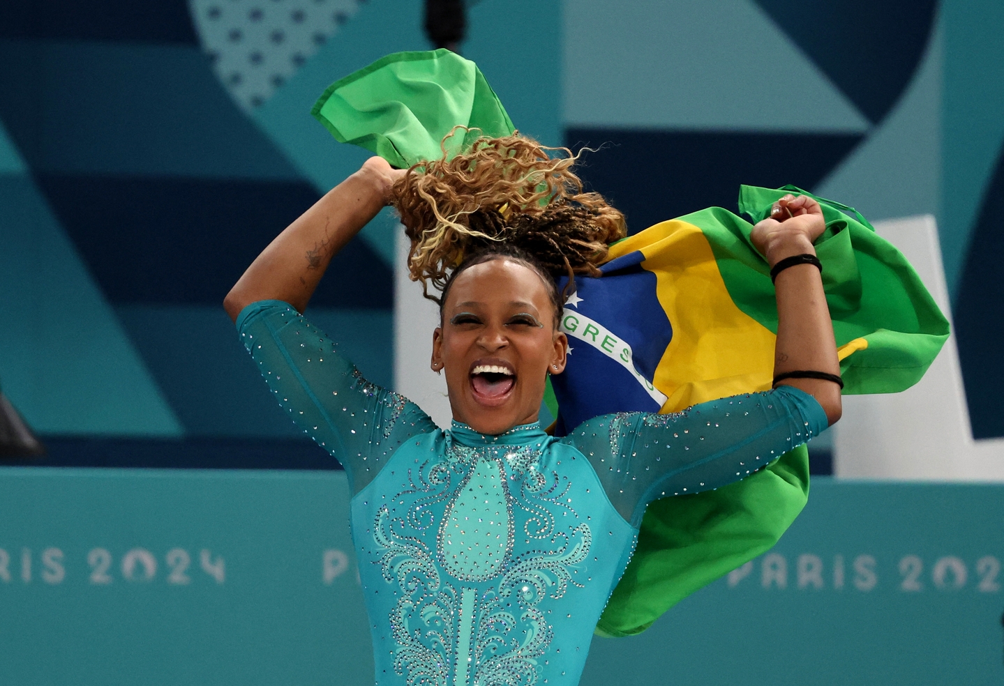 Rebeca Andrade comemora ouro  Foto: REUTERS/Mike Blake