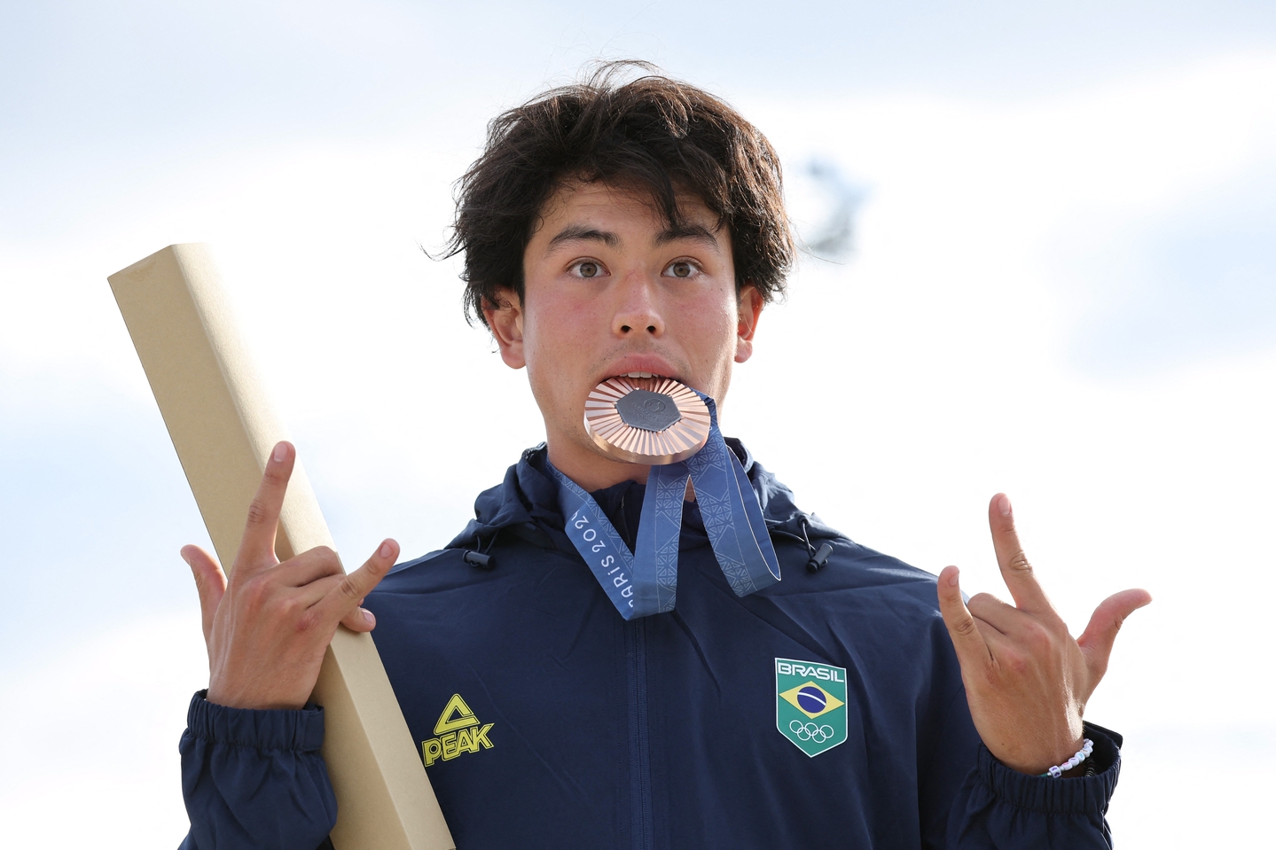 Augusto Akio, o Japinha, comemora o bronze  Foto: REUTERS/Mike Blake