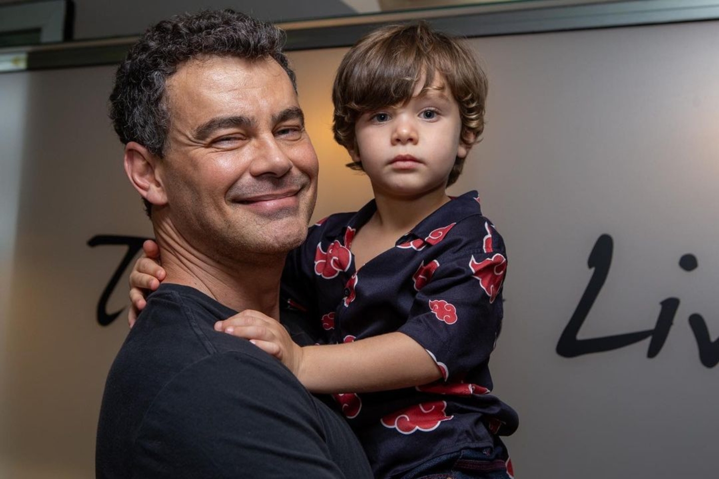 O ator Carmo Dalla Vecchia e o filho Pedro, de quatro anos  Foto: Reprodução/Instagram/carmodallavecchia 