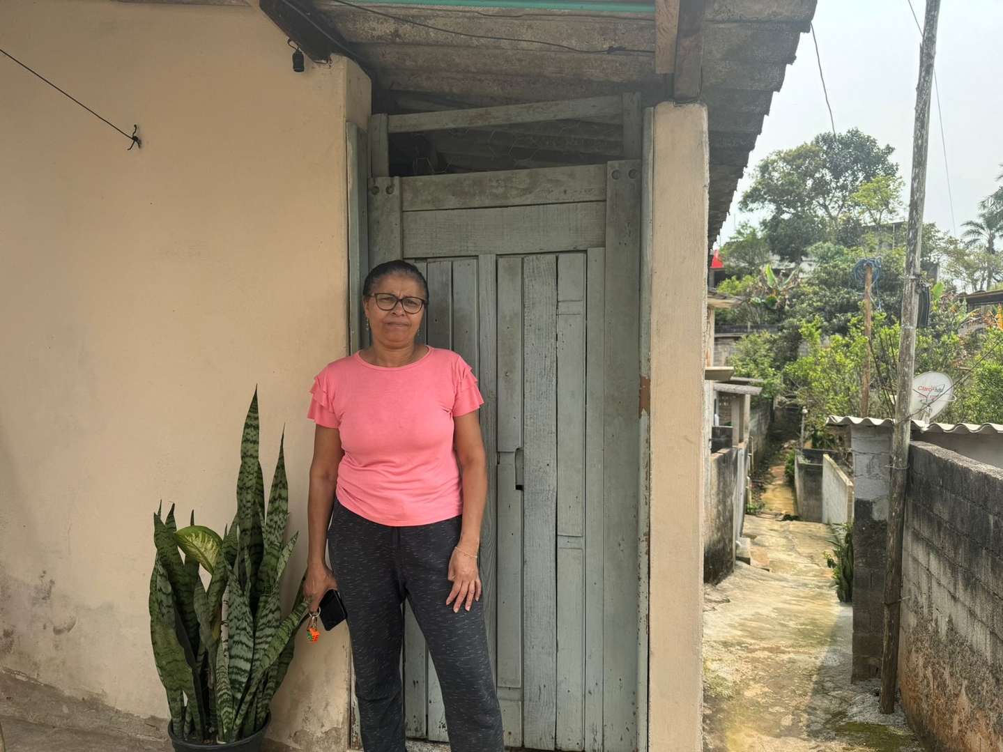 Madalena Félix da Silva sonha com o dia em que terá o abastecimento de água tratada em sua casa  Foto: Isabella Lima/Terra