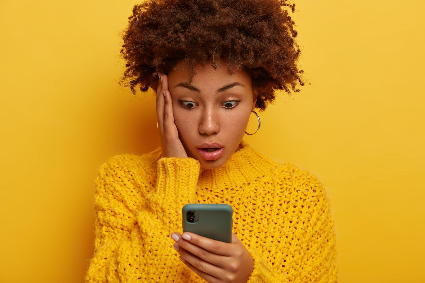 Especialistas comentam como se proteger das mensagens fraudulentas que roubam seu dinheiro  Foto: Freepik