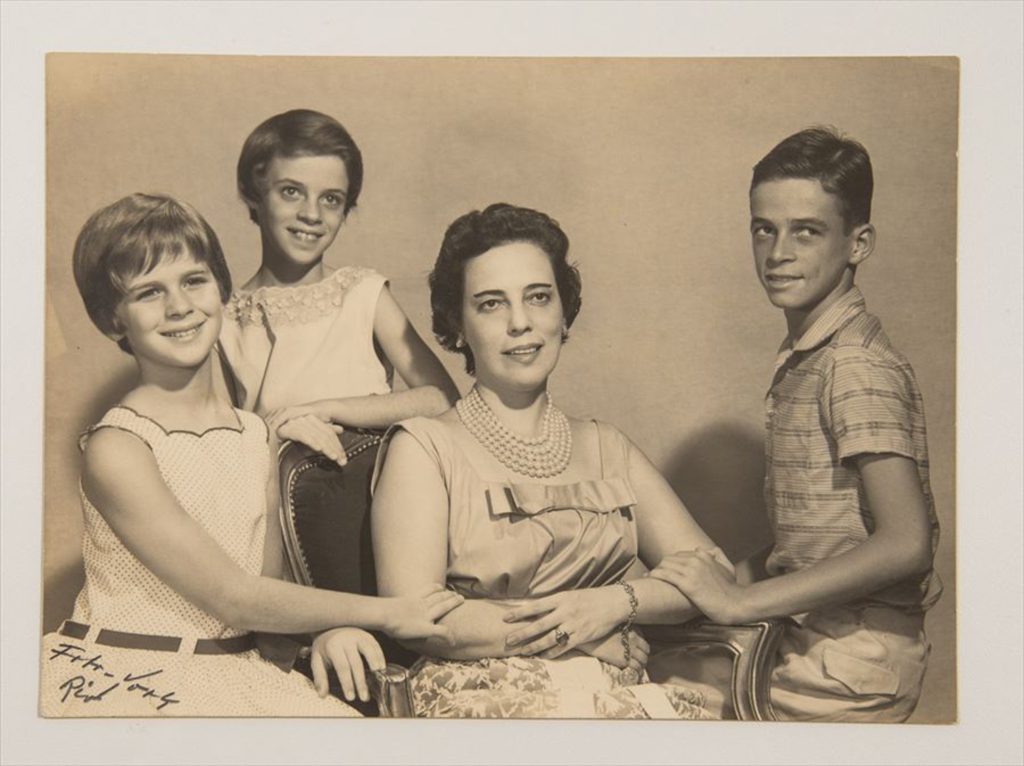 Zuzu Angel e seus quatro filhos; Stuart, seu único filho homem, foi torturado e morto por militares; anos depois, Zuzu morreu em um acidente arquitetado pelo regime  Foto: Arquivo Instituto Zuzu Angel