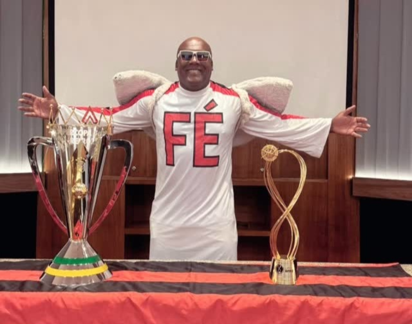 Anjinho do Flamengo com troféus  Foto: Reprodução/Instagram/@anjinhodoflamengo