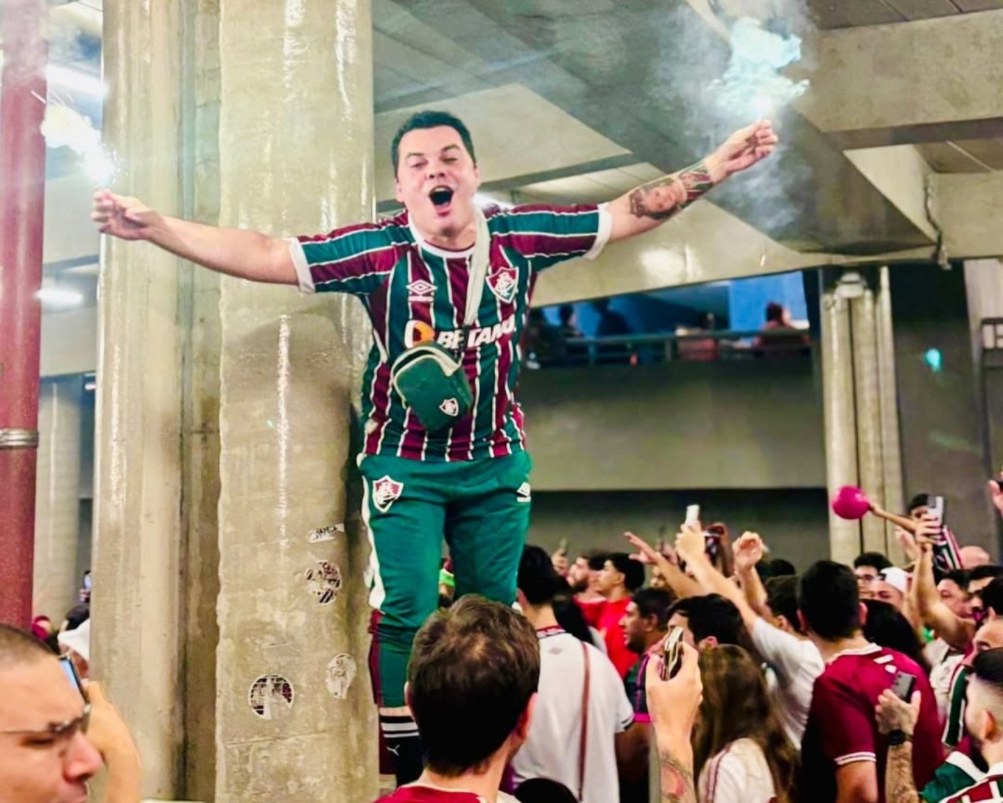 Gugu comemora com torcedores do Fluminense  Foto: Reprodução/Instagram/Gugu tá Maluco
