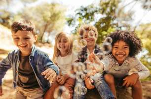 Dia das Crianças: como as brincadeiras as ajudam a crescer e aprender?