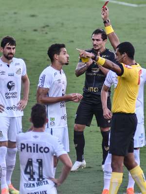 Santos tem expulsão no 1º e segura empate com Ceará na Vila