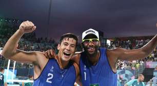 Evandro e Arthur vencem holandeses e avançam às quartas do vôlei de praia