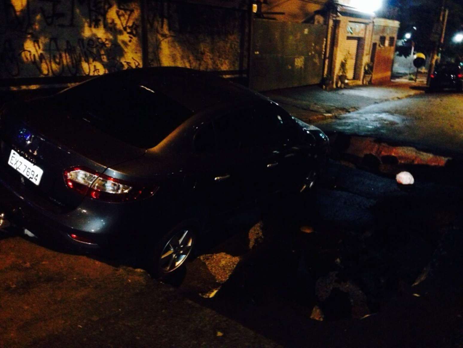 Rua cede com chuva e carro cai em cratera em São Paulo