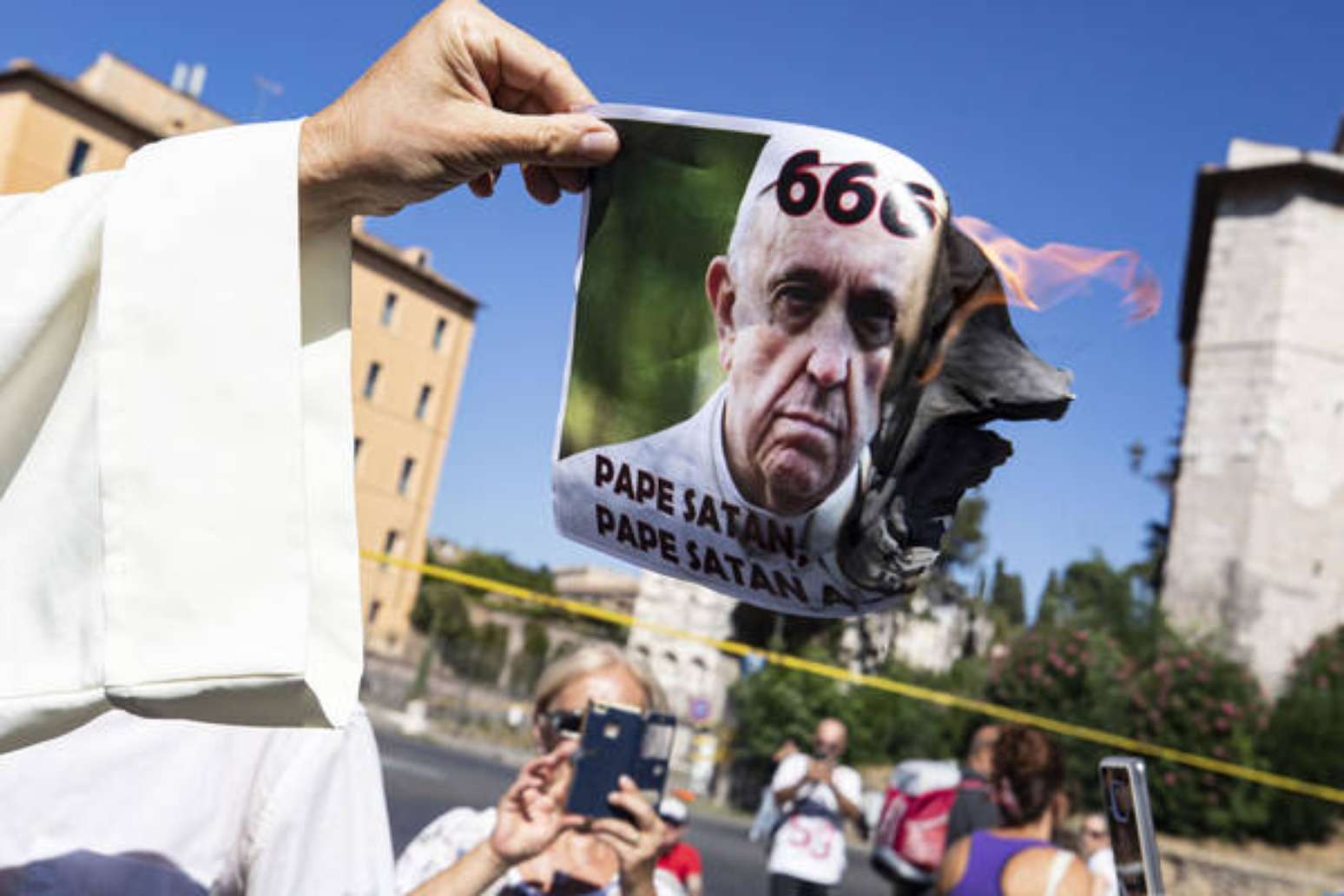 Grupo negacionista faz protesto em Roma e queima imagem do Papa
