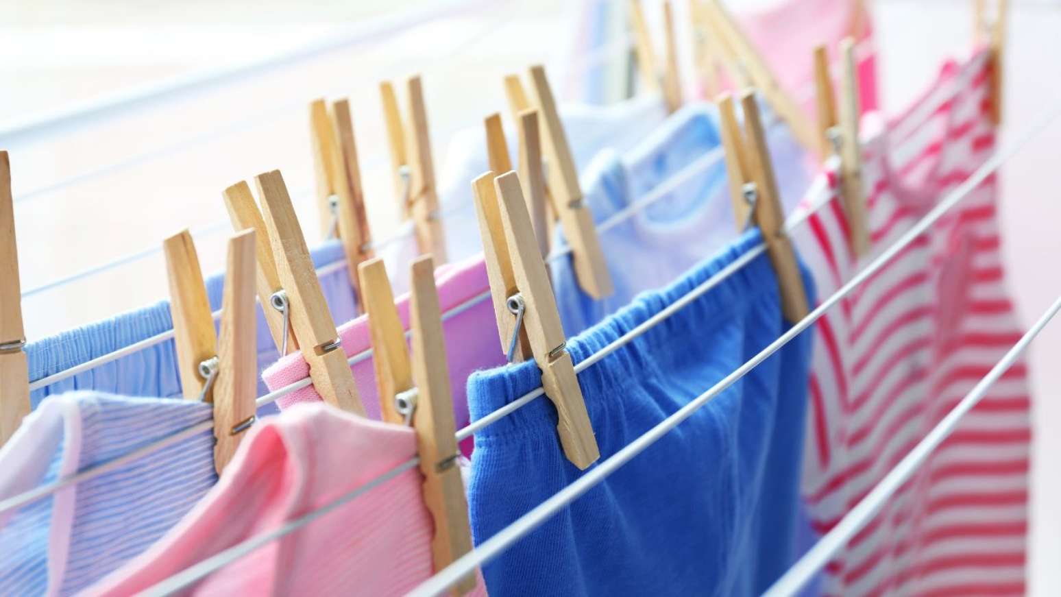 Como tirar o cheiro das roupas que não secaram bem?