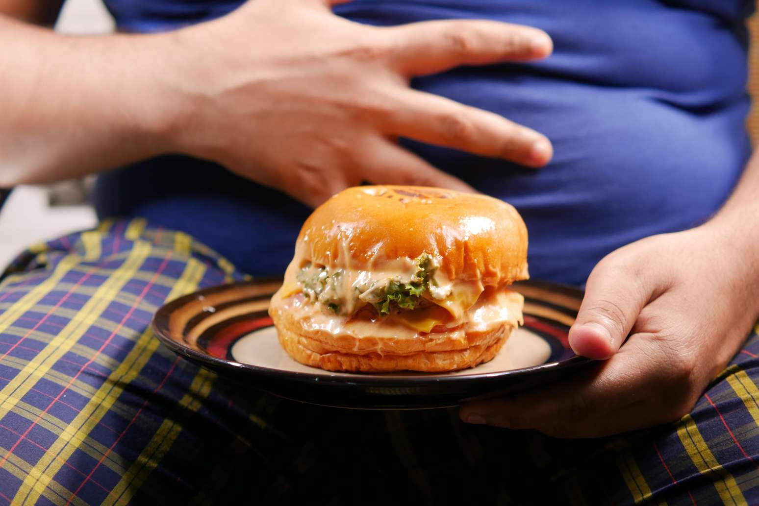 Empachamento: saiba o que é estufamento após comer e como evitar