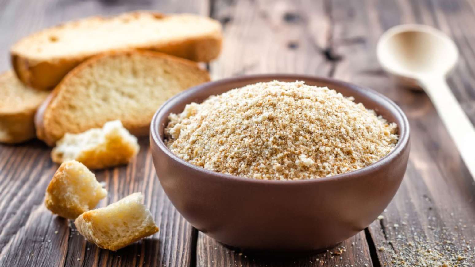 Aprenda a fazer farinha de rosca em casa e economize!