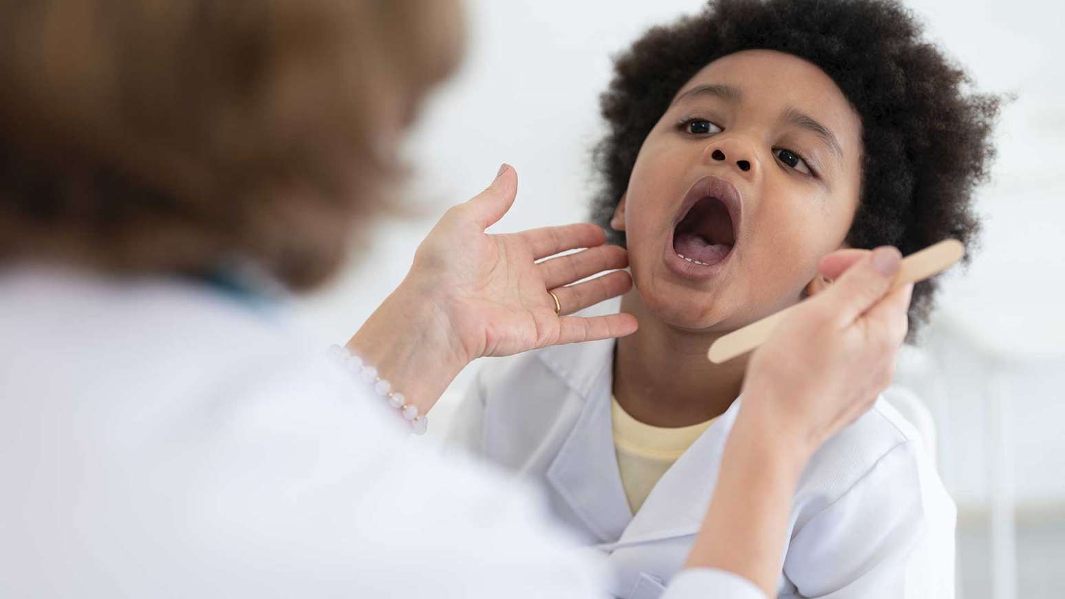 Dor de garganta em bebês e crianças: como identificar e aliviá-la?
