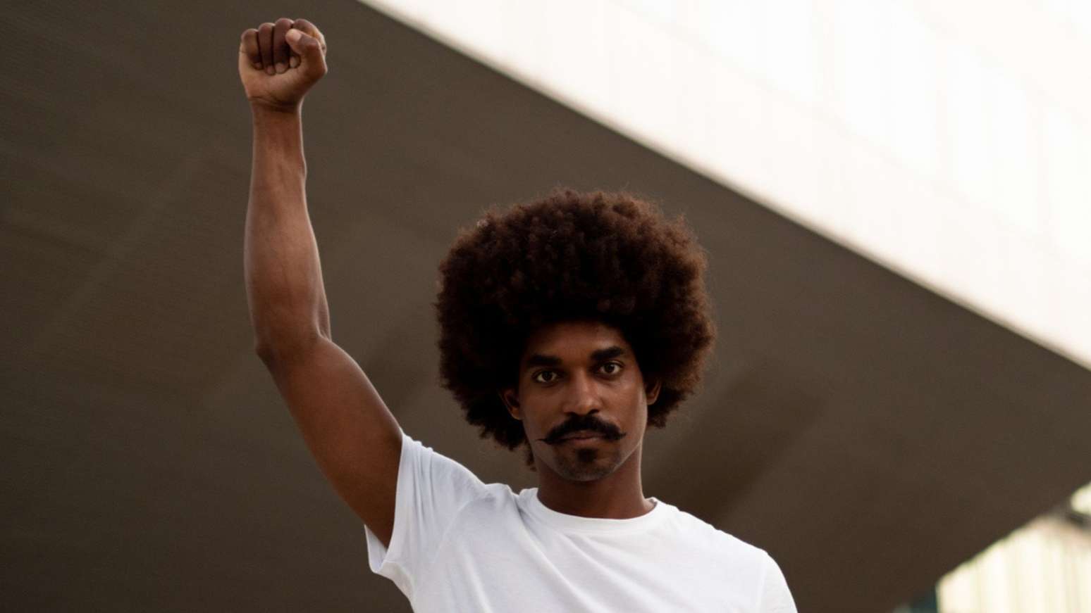 Qual é a punição prevista em lei para pessoas racistas?