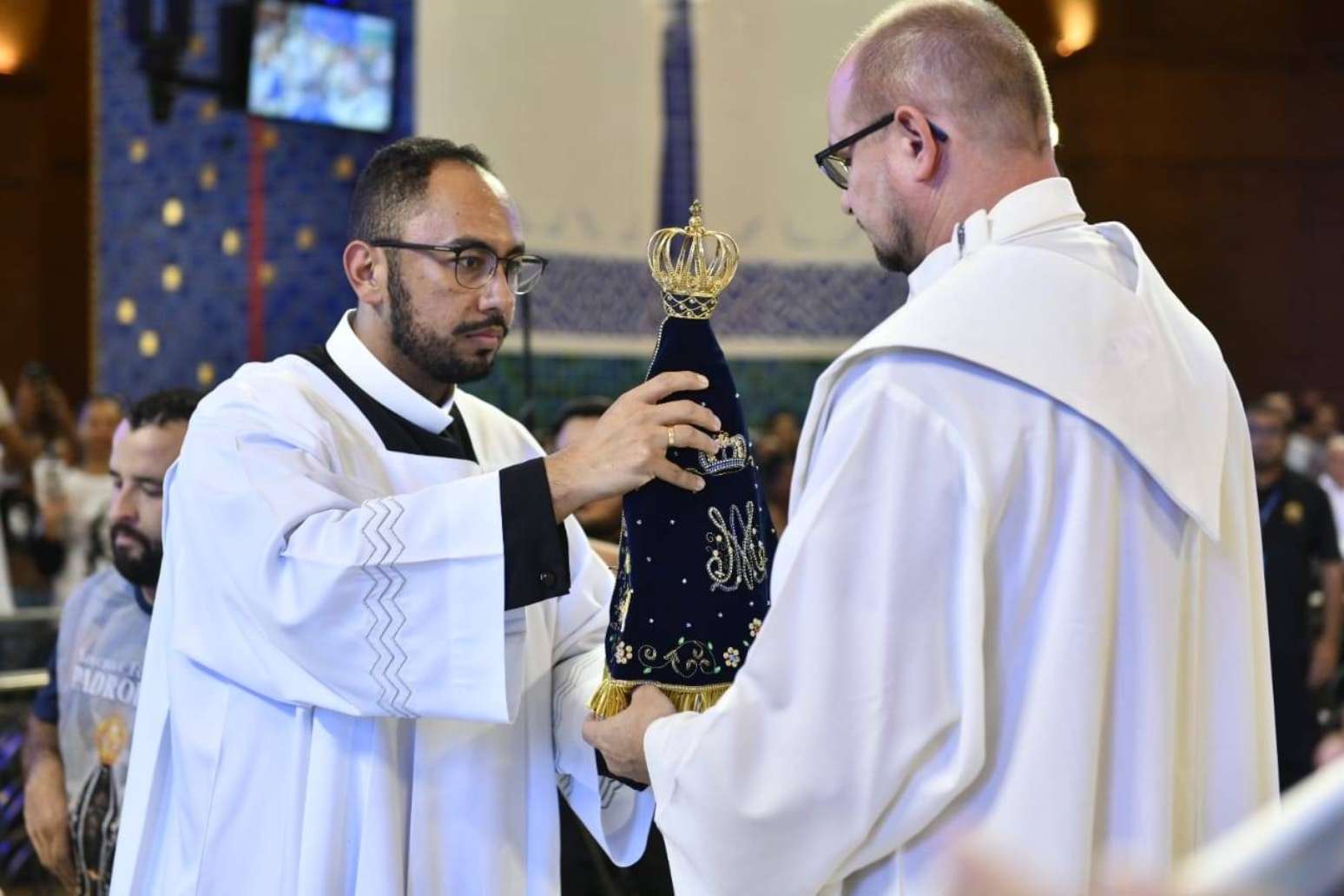 Padre recebe salário? Entenda como funciona essa vocação que vira profissão
