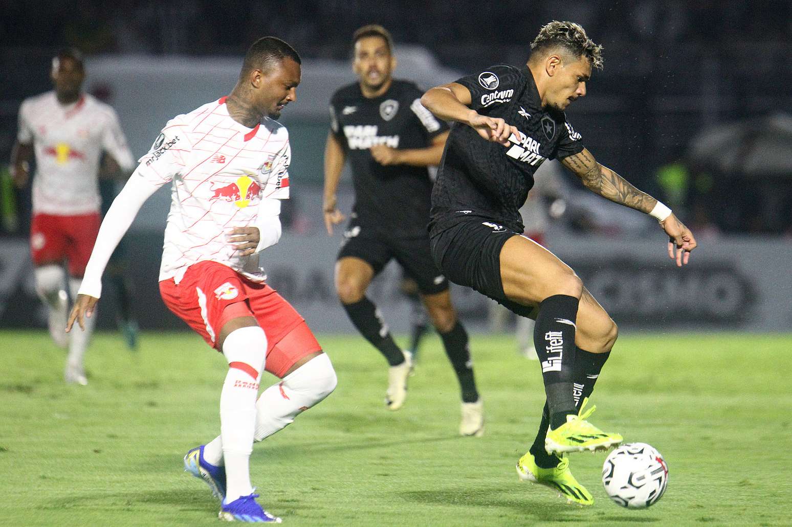 Com um a menos, Botafogo empata com o Red Bull Bragantino e vai à fase ...