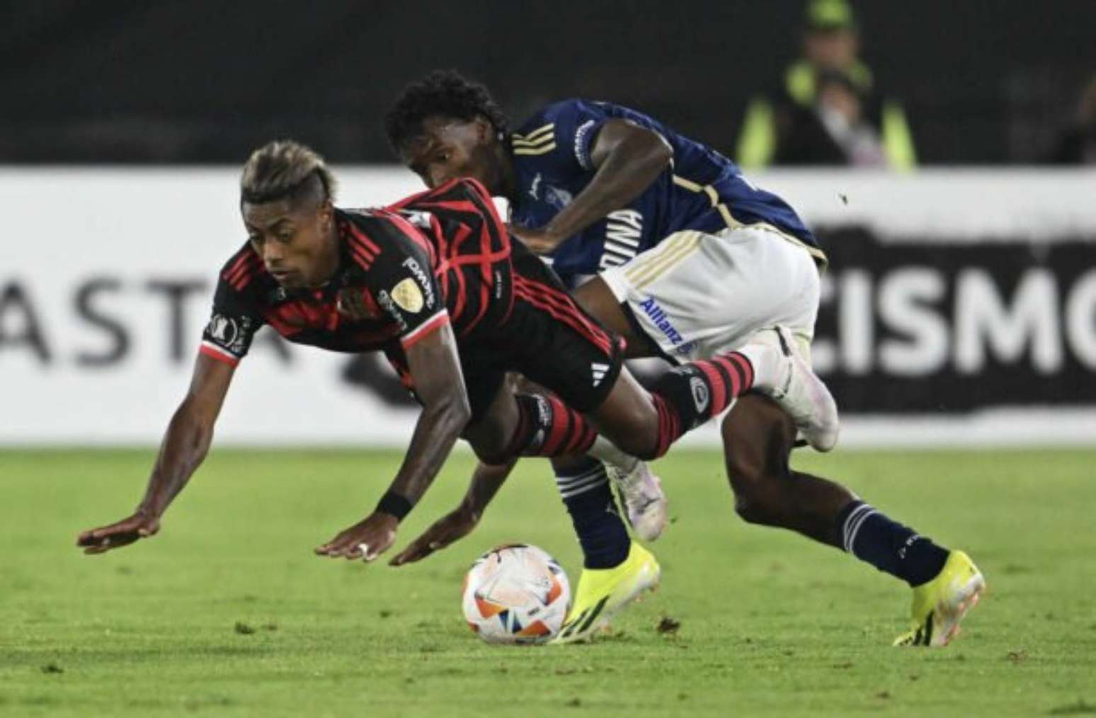 Flamengo sai na frente, mas cede o empate ao Millonarios em sua estreia ...