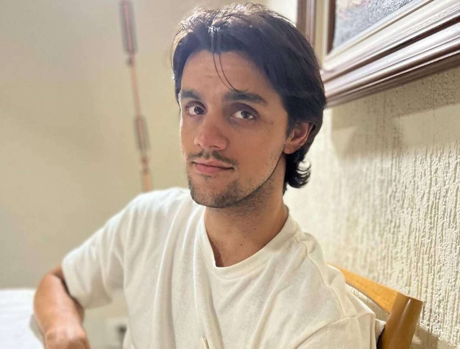 Felipe Simas revela tratar doença rara que pode levar a perda de visão