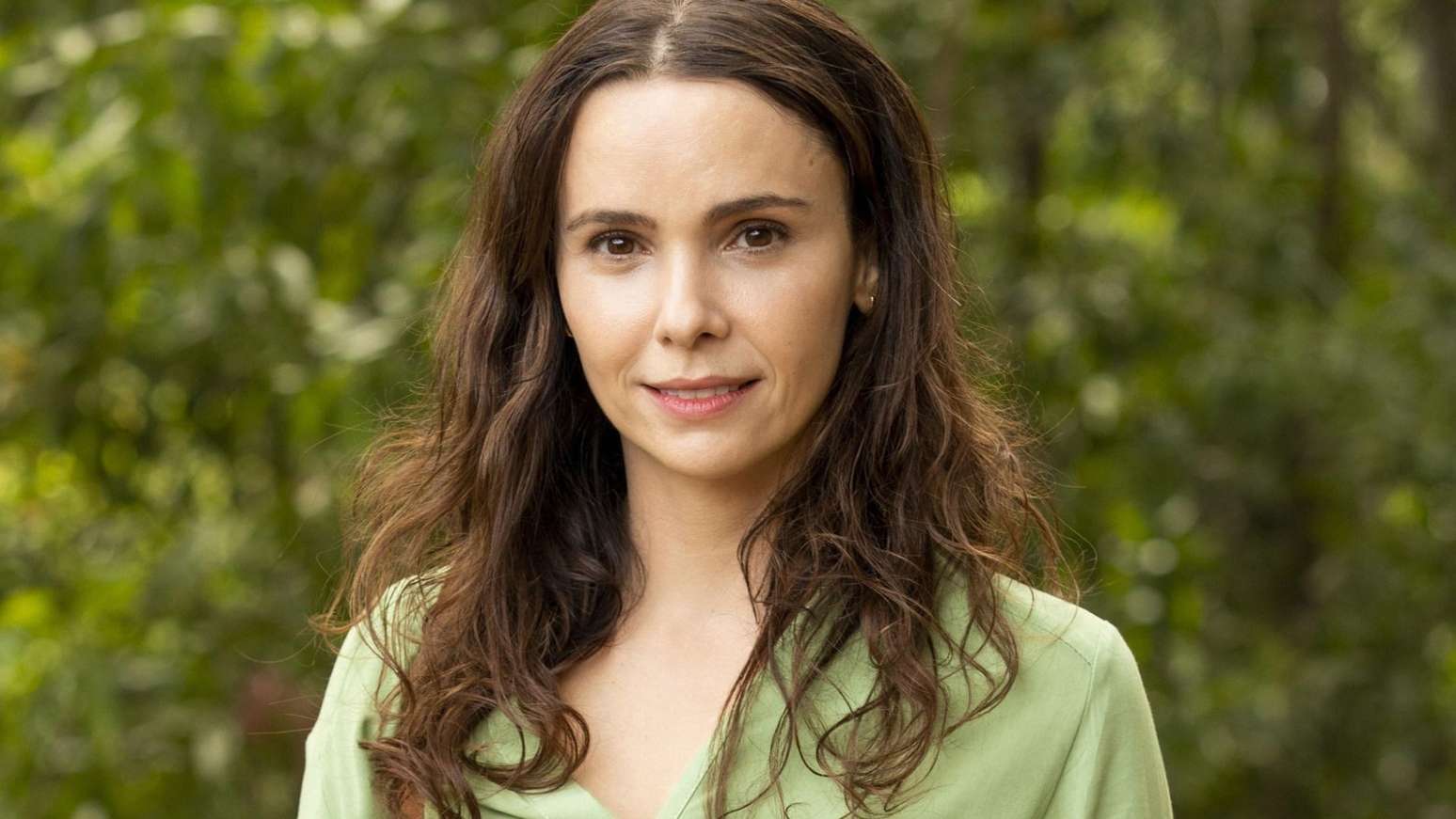 Quem é ela? Conheça a mulher que persegue Débora Falabela há anos