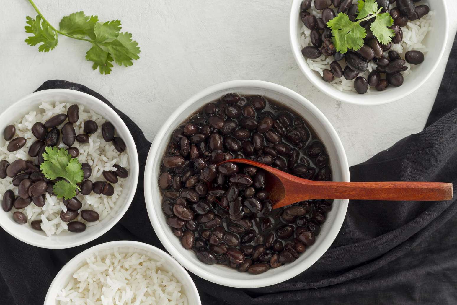 Faz mal comer feijão à noite? Engorda? Descubra!