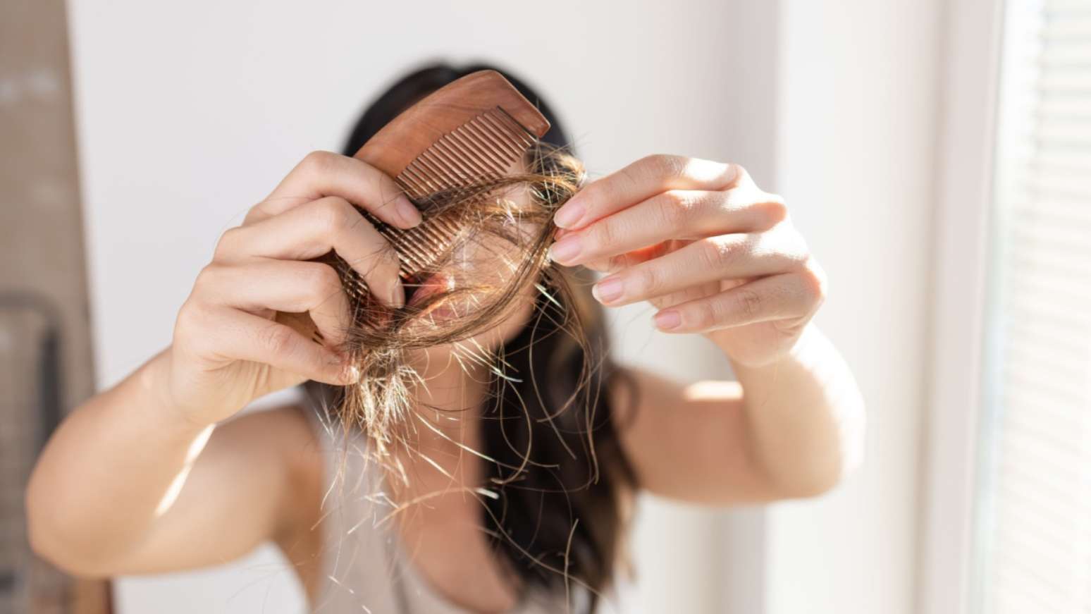 Sonhar com cabelo caindo: entenda quais são os significados