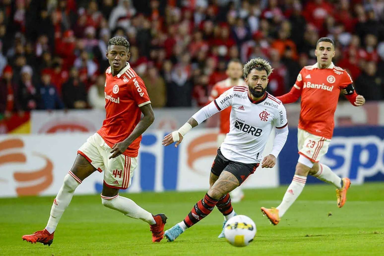 Flamengo recebe o Internacional no Maracanã