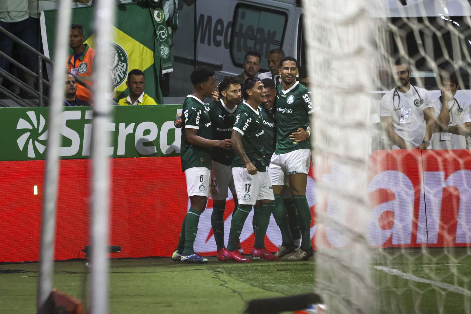 Com pênalti polêmico, Palmeiras bate o São Paulo e enfrenta o ...