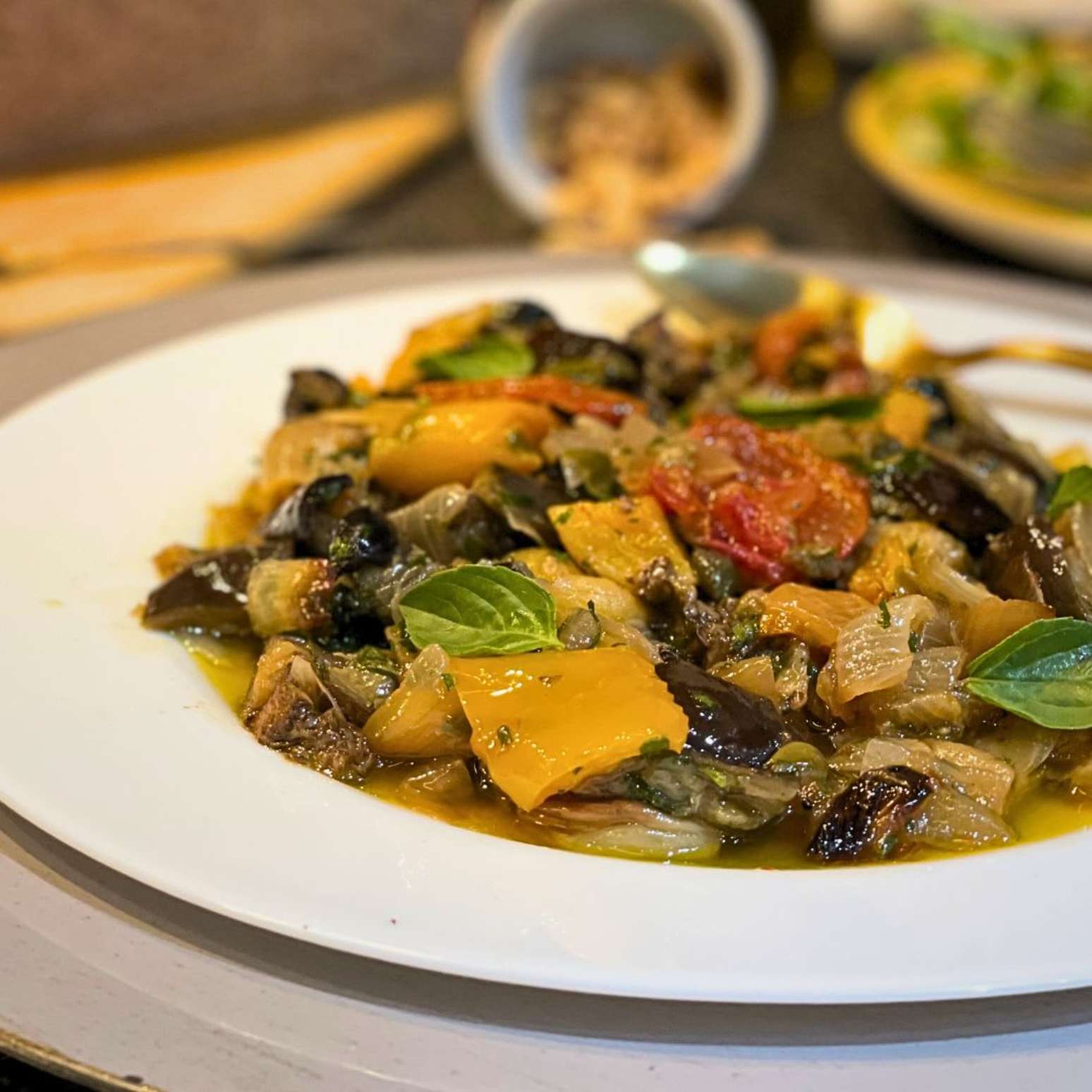 Caponata de berinjela no forno, corte tudo, asse e saboreie
