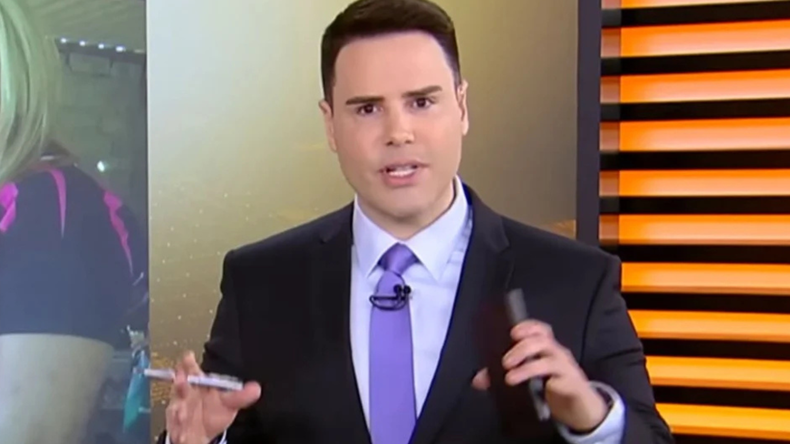 De casa nova! Luiz Bacci assina contratos e será novo apresentador do SBT