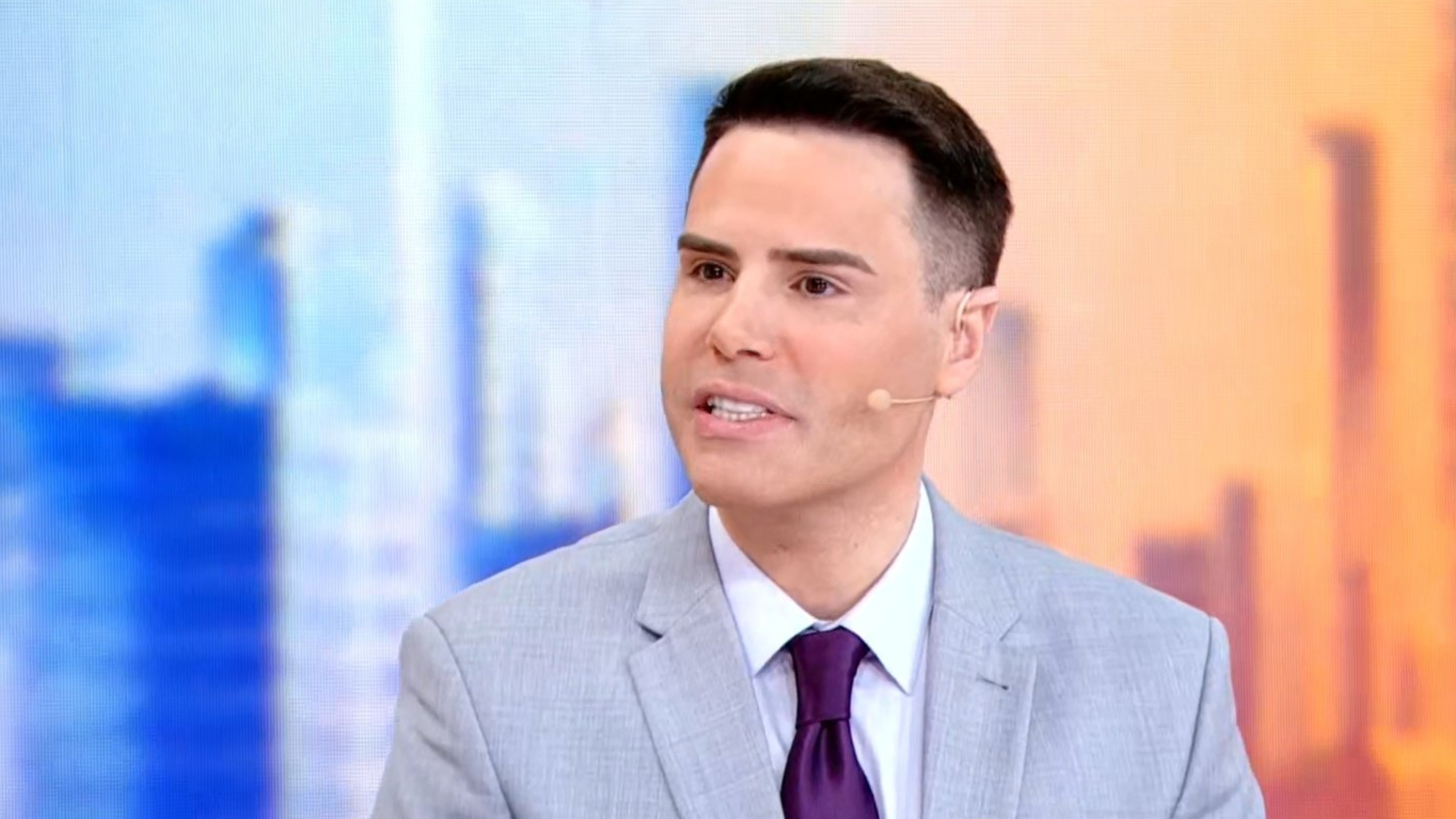 Luiz Bacci estreia no SBT e evita falar da Record